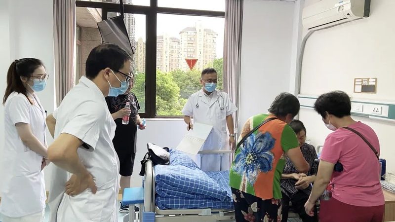 在挑选护理院时，可以通过以下几种方式来判断伙食费用是否包含在内：