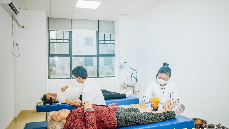 护工看护病人晚上要开灯吗